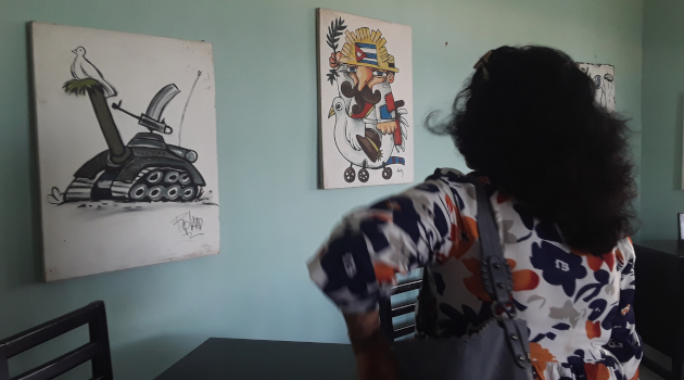 En ocasión del aniversario 90 de Radio Ciudad del Mar quedó inaugurada en la sede de la emisora una exposición por la paz, con obras de artistas visuales de todo el país. / Foto: Yudith Madrazo Sosa / 5 de Septiembre