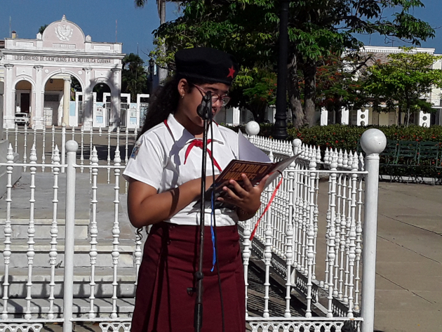 La pionera Nicole Dekaram Lazo dio lectura a la carta saludo con la que ganó el certamen en la categoría de Literatura. / Foto: Yudith Madrazo Sosa / 5 de Septiembre
