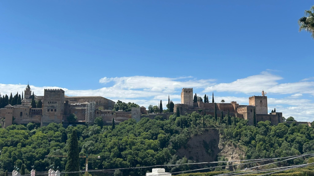 Paisaje granadino con la fortaleza del Alhambra al fondo.
