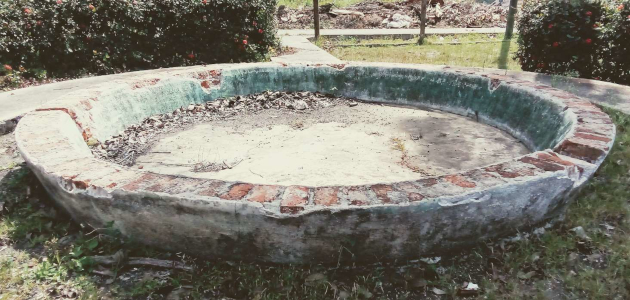 Las fuentes de agua de los jardines siguen en pie.