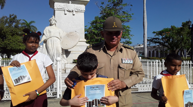 En el parque José Martí, de Cienfuegos, tuvo lugar la entrega de los premios provinciales del concurso Amigos de las FAR. / Foto: Yudith Madrazo Sosa / 5 de Septiembre