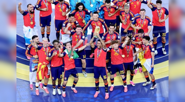 Con esta victoria, la Roja vuelve a levantar el trofeo 16 años después de su inolvidable primer título en Sudáfrica 2010.
