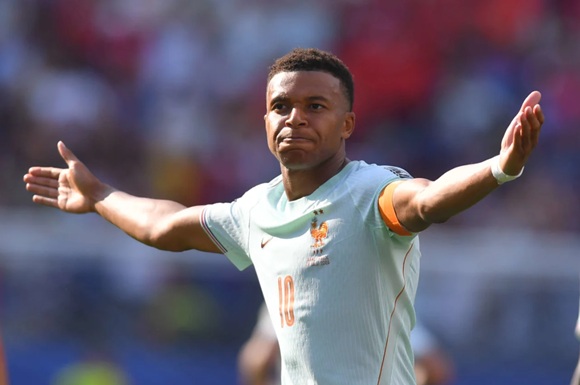 Mbappé abrió el marcador con un espectacular disparo cruzado en la segunda mitad, y se marchó sustituido cuando la ventaja ya era de dos goles. /Foto: Steven Senne/AP