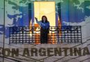 Cristina Fernández proyecta las Malvinas desde su balcón tras el triunfo argentino sobre Inglaterra Cristina Fernández de Kirchner proyectó la imagen de las Malvinas desde su balcón tras el triunfo argentino sobre Inglaterra.