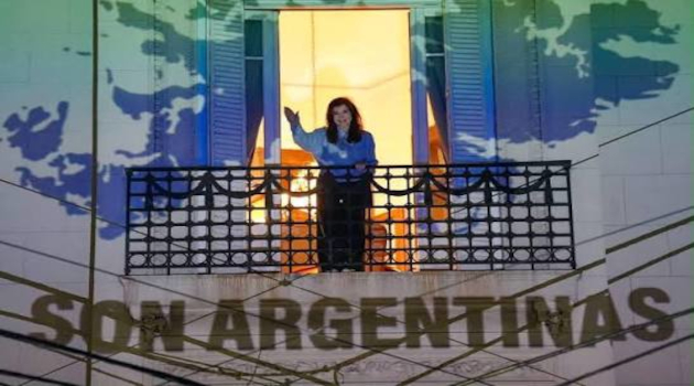 Cristina Fernández de Kirchner proyectó la imagen de las Malvinas desde su balcón tras el triunfo argentino sobre Inglaterra.