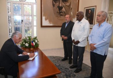 Díaz-Canel firma libro de condolencias por terremotos en Venezuela (+Fotos) Díaz-Canel firma libro de condolencias por terremotos en Venezuela (+Fotos)