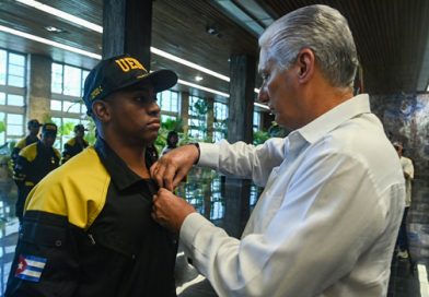 Condecoró Díaz-Canel a brigada cubana que asistió en Venezuela Condecoró Díaz-Canel a brigada cubana que asistió en Venezuela
