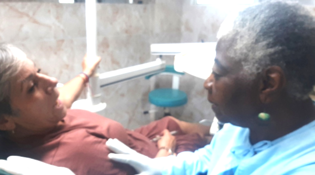Asela, una doctora cubana amante de la Estomatología, dice NO al bloqueo Asela, una doctora cubana amante de la Estomatología, dice NO al bloqueo
