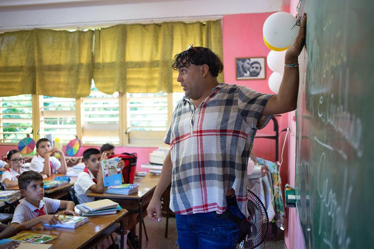 Pioneros de la escuela primaria Guerrillero Heroico durante el inicio del curso escolar 2024-2025. /Foto: Enrique González (Enro)/ Cubadebate
