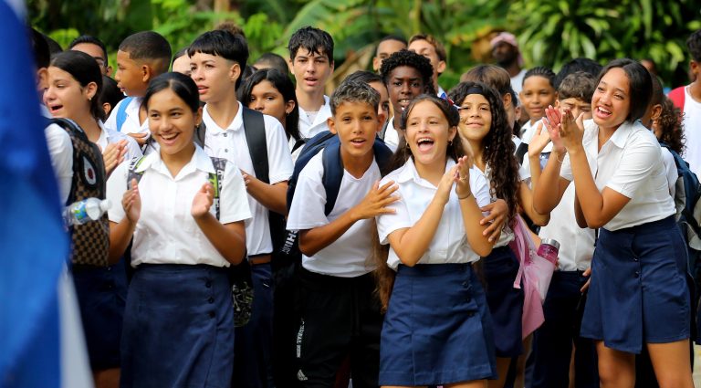 Alumnos de la Escuela Secundaria Básica Olof Palme del municipio La Lisa, durante el primer día del curso escolar 2025-2026. /Foto: Marcelino Vázquez Hernández/ Cubadebate