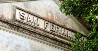 Entre árboles frutales, perdura la estación de San Fernando de Camarones./Foto y diseño: Del autor