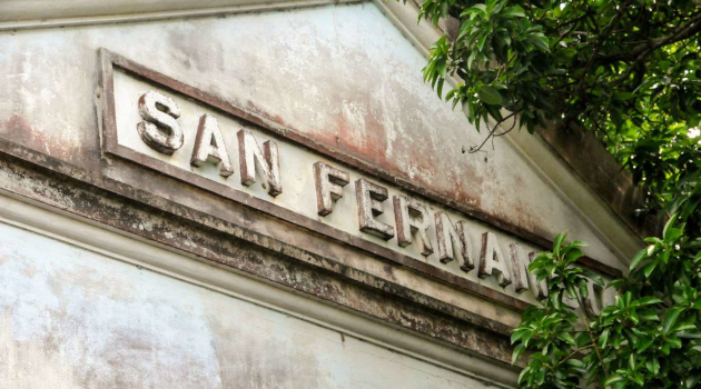 Entre árboles frutales, perdura la estación de San Fernando de Camarones./Foto y diseño: Del autor