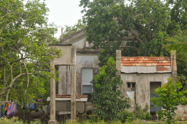 Ubicada a un costado del terraplén de Manaquitas, el recinto fue convertido en una vivienda dividida./Foto y diseño: Del autor