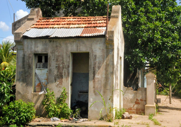 Una estructura adyacente al andén fungía como baño de la instalación./Foto y diseño: Del autor