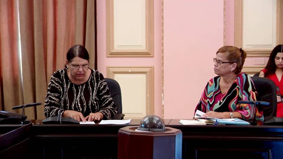 Lázara Mercedes López-Acea (izquierda), presidenta del Instituto Nacional de Actores Económicos no Estatales. /Foto: Asamblea Nacional del Poder Popular.