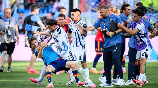 Leandro Paredes agrede a Gavi en la final del Mundial en el estadio Nueva York Nueva Jersey, 19 de julio del 2026.