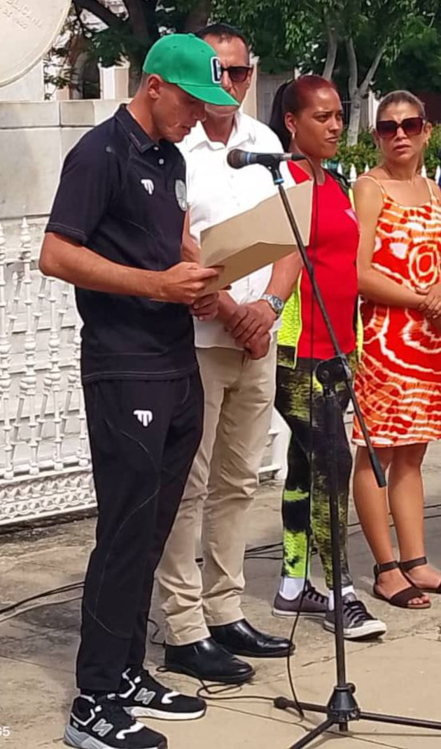 Alex Pérez leyó el compromiso del conjunto.