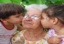Envejecimiento con amor, el cariño de los nietos, un gesto cotidiano que honra la ancianidad./ Foto: Granma