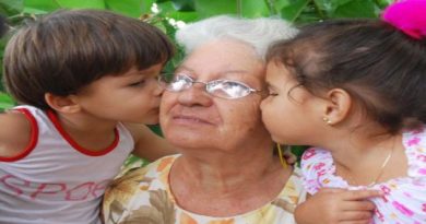 Día de la Ancianidad: escuchar, acompañar y proteger (+ Galería) Envejecimiento con amor, el cariño de los nietos, un gesto cotidiano que honra la ancianidad./ Foto: Granma