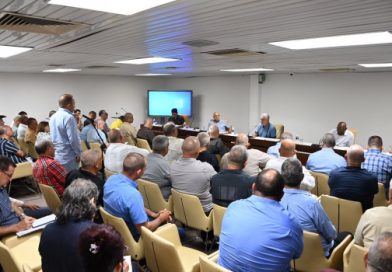 Intercambia Díaz-Canel con representantes de la agricultura: “el país se construye desde el surco” Intercambia Díaz-Canel con representantes de la agricultura: “el país se construye desde el surco”