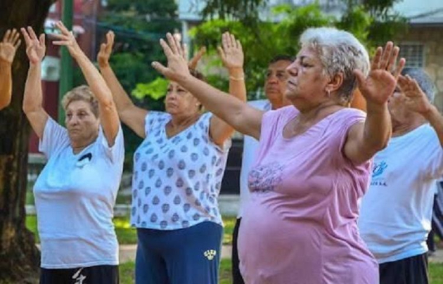 Los adultos mayores encuentran en el afecto, el ejercicio y el juego no solo salud y compañía, sino también el lugar que merecen en la sociedad, porque honrar su alegría es honrar la vida. / Imágenes: Tomadas de Internet
