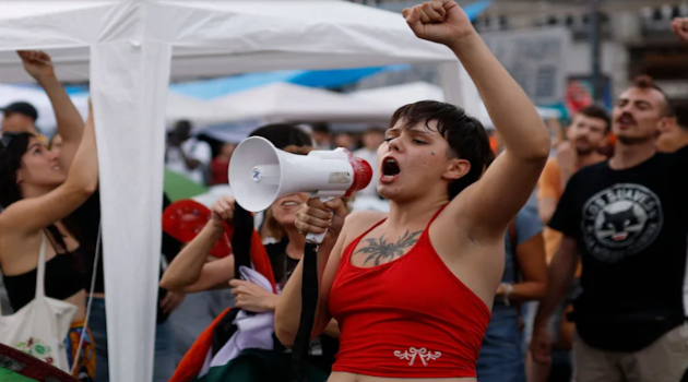 Masivas protestas en Madrid contra la crisis de vivienda detonadas por el desahucio de la anciana Maricarmen.