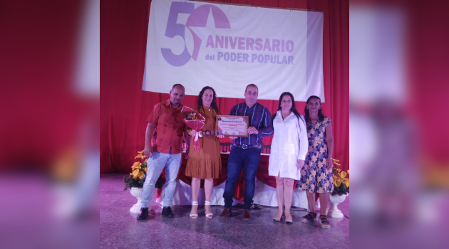 En manos de Santiago González Acosta, el reconocimiento del PCC en el territorio a la Asamblea Municipal del Poder Popular. / Foto: Yudith Madrazo Sosa / 5 de Septiembre