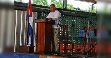 Frutas Selectas Cienfuegos: 50 años y el mismo compromiso William Díaz Peña, director general de la Empresa Frutas Selectas destacó el trabajo de la Unidad Empresarial de Base de Cienfuegos en la implementación de las transformaciones económicas y sociales. /Foto: Yudith Madrazo Sosa / 5 de Septiembre