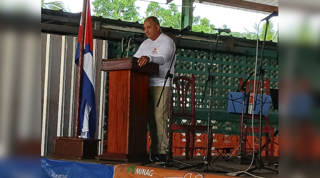 Frutas Selectas Cienfuegos: 50 años y el mismo compromiso William Díaz Peña, director general de la Empresa Frutas Selectas destacó el trabajo de la Unidad Empresarial de Base de Cienfuegos en la implementación de las transformaciones económicas y sociales. /Foto: Yudith Madrazo Sosa / 5 de Septiembre