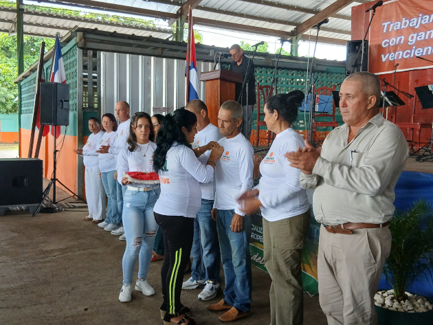 Hombres y mujeres con 25 y 20 años, respectivamente, de permanencia en el sector recibieron la Distinción Marcos Martí Rodríguez.