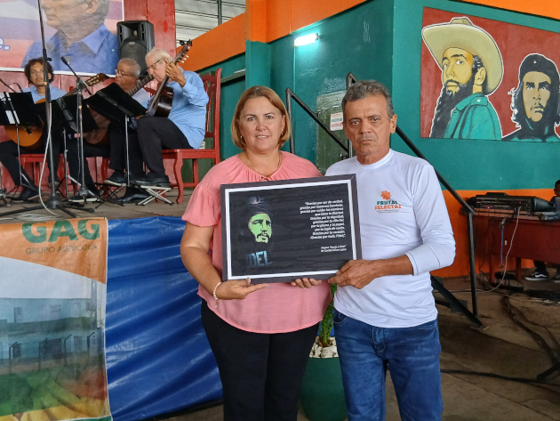 Genaro Santos Araña, al centro, seleccionado entre los trabajadores más destacados de la UEB.