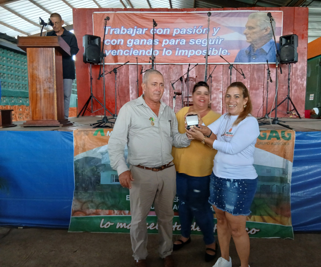 Por su constancia y entrega, Frutas Selectas Cienfuegos mereció el Sello 85 Aniversario de la CTC.