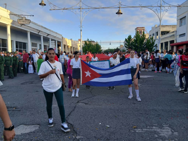 Estudiantes de las diferentes enseñanzas rindieron homenaje este 28 de octubre al Señor de la Vanguardia. / Foto: Yudith Madrazo Sosa / 5 de Septiembre