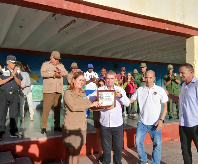 La EMCC de Cienfuegos recibió reconocimientos del Partido, la UJC y el Gobierno en ocasión de su nuevo aniversario./ Foto: Yudith Madrazo Sosa/ 5 de Septiembre