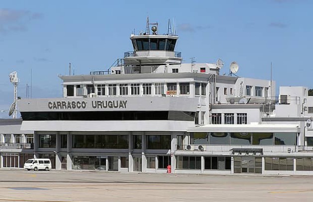 Fachada del antiguo edificio del aeropuerto de Carrasco, concluido en 1953. / Foto: María Elena Llanes Suárez