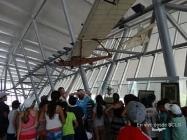 En la instalación se muestra la réplica de un aeroplano propio de la historia de la aeronáutica civil del Uruguay./ Foto: María Elena Llanes Suárez