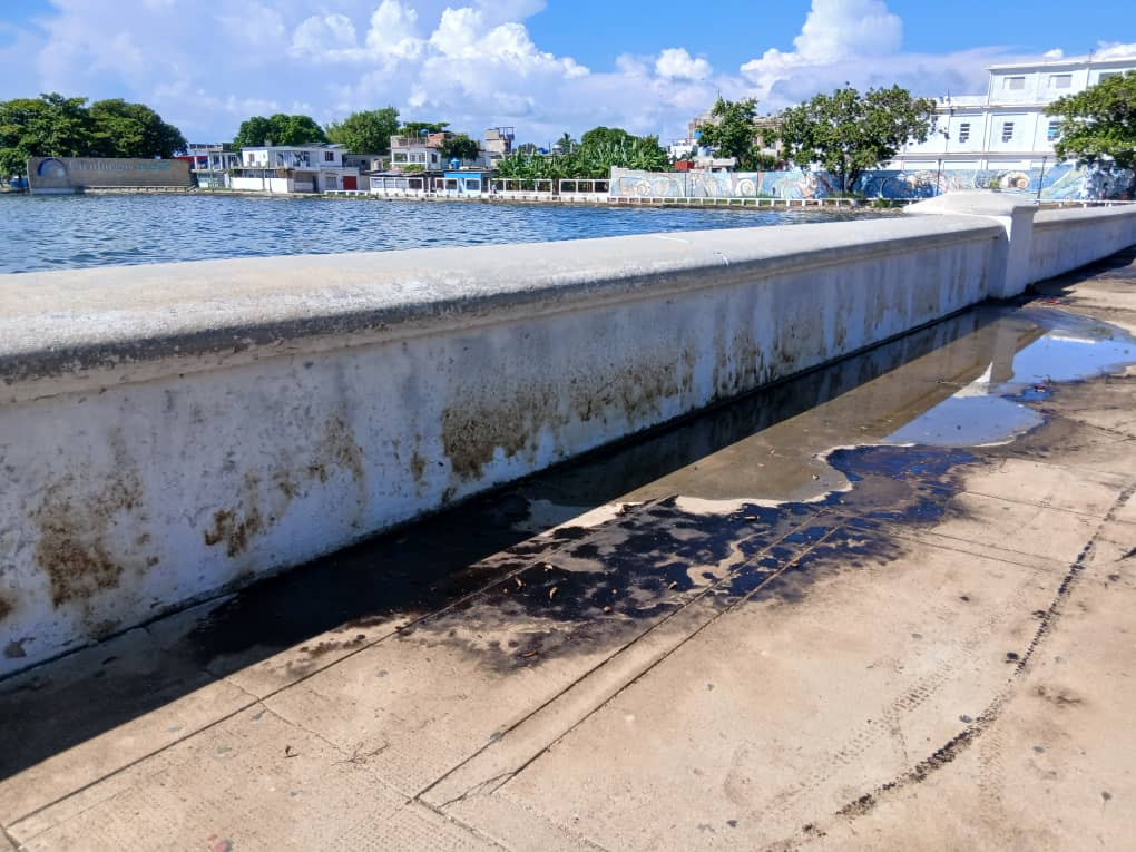 El muro del malecón contuvo el traspaso de las aguas oleosas hacia la bahía. / Foto: Yudith Madrazo Sosa / 5 de Septiembre 