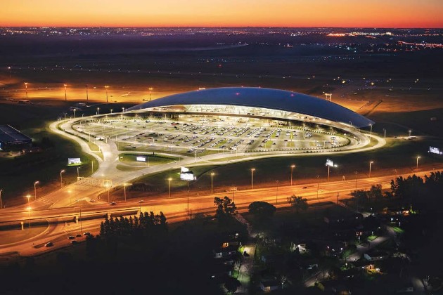 Una panorámica nocturna del aeropuerto de Carrasco. / Foto: Tomada de Internet