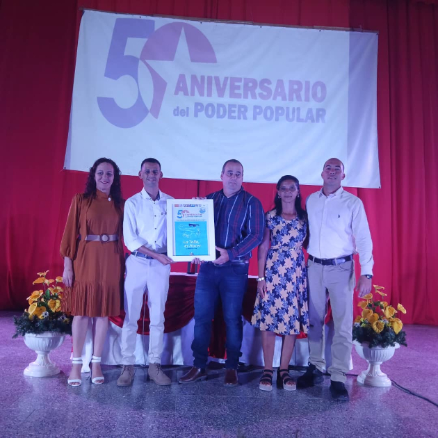 Momento en que la Unión de Jóvenes Comunistas reconoce a la Asamblea Municipal del Poder Popular en Cienfuegos. / Foto: Yudith Madrazo Sosa / 5 de Septiembre