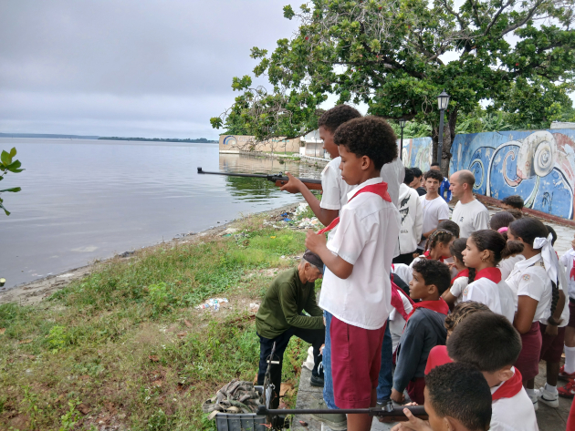 La activación de la red juvenil comunitaria ofreció a los pequeños la oportunidad de practicar el tiro deportivo. / Foto: Yudith Madrazo Sosa/ 5 de Septiembre