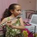Sofía toca la flauta todos los días en su casa de Pastorita. / Foto: Magalys Chaviano Álvarez / 5 de Septiembre